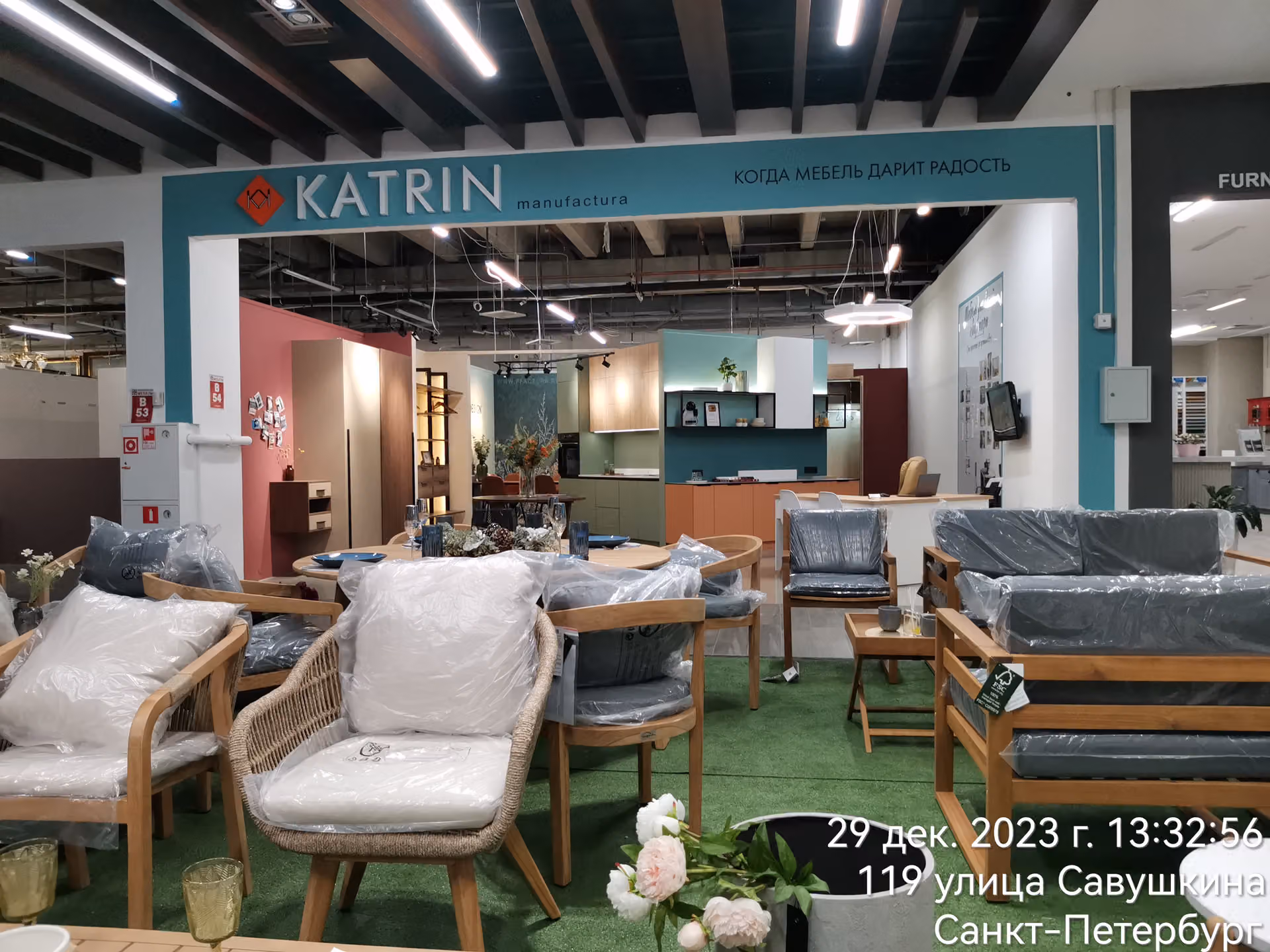 Вход в шоурум KATRIN в ТЦ «Villa»